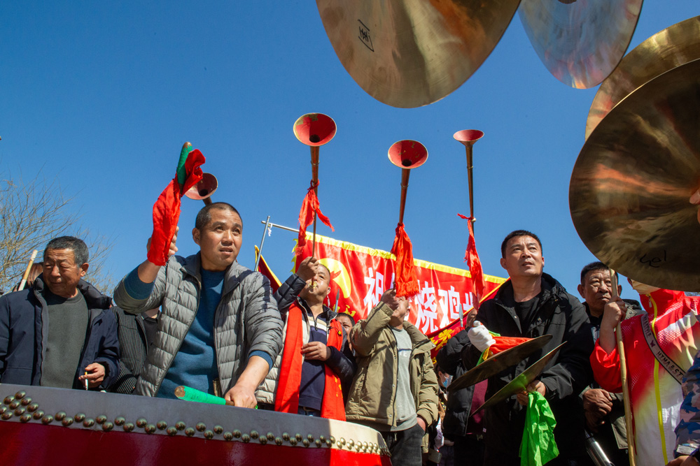 滑县-刘卫东 15836365566《民俗跃动滑州》20254年3月8日（道口正月二十八古庙会），拍摄于滑县道口卫河路，图片画面展现了锣鼓喧天和向往美好未来的景象。