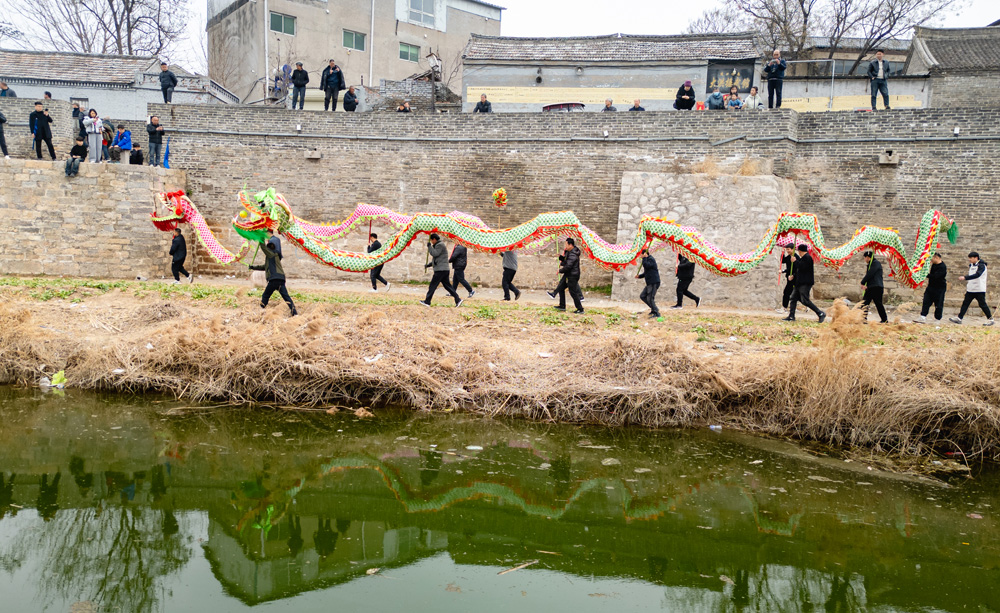 滑县-慕建东13700720656《河畔龙舞》2025.3.1拍摄于道口古镇大运河畔舞龙民俗活动
