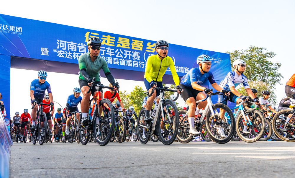 滑县-庞宗杰， 13700714100，《出征》， 图片拍摄于2023年10月28日河南省自行车公开赛滑县赛区，照片中比赛已经开始，运动员们在赛道上你追我赶，风驰电掣，激情澎湃，一个个如影如风，展